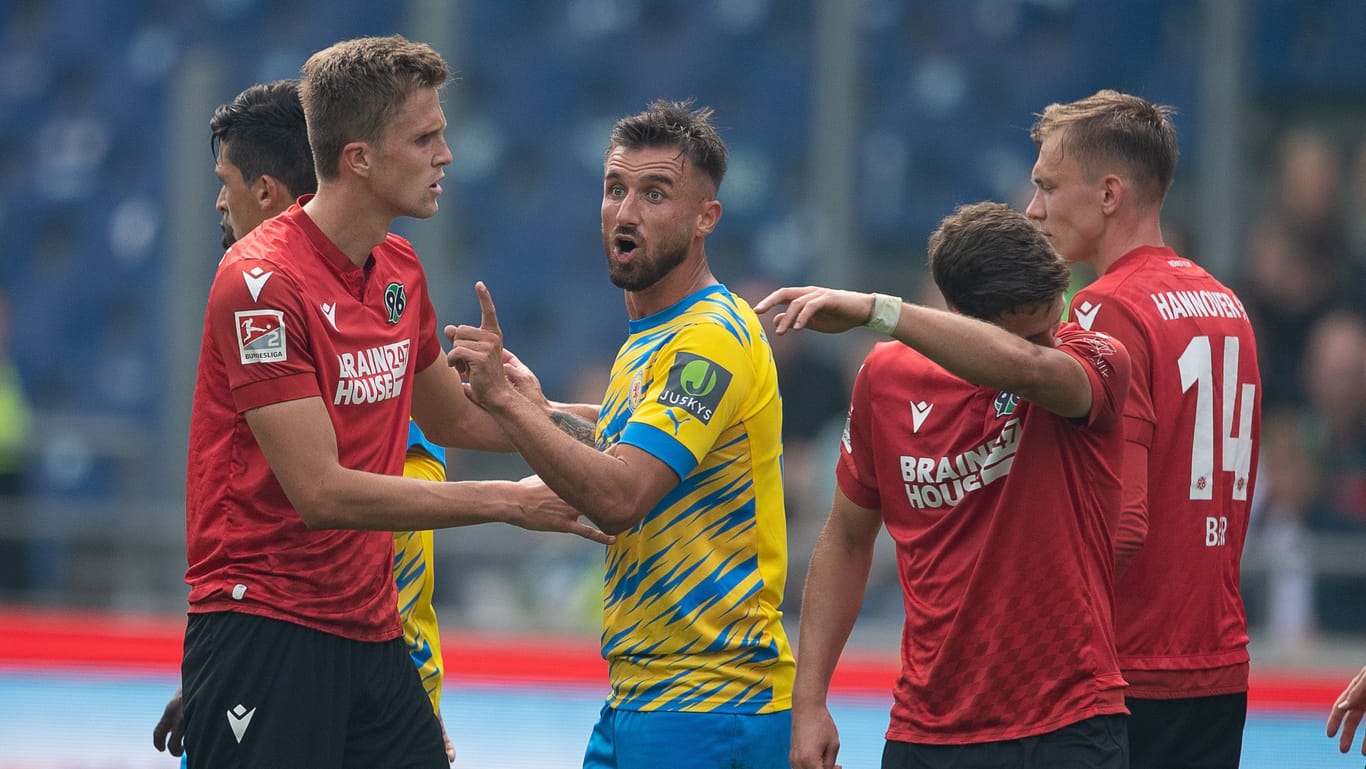 Diskussionsreich: Die Spieler aus Hannover und Braunschweig waren sich beim Zweitligaduell im Niedersachsenstadion nicht immer einig.