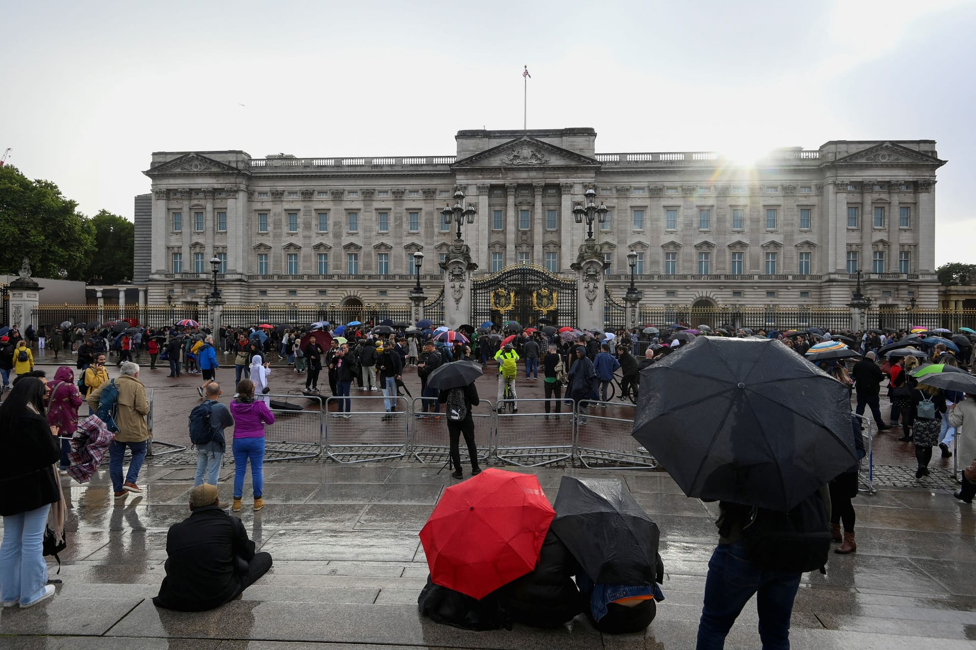 Vor dem Buckingham-Palast versammeln sich Fans.