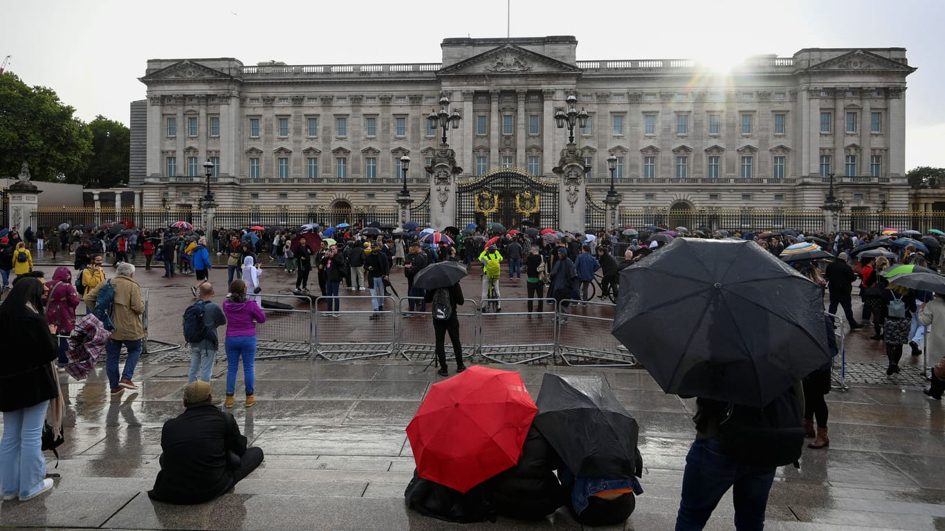 Vor dem Buckingham-Palast versammeln sich Fans.