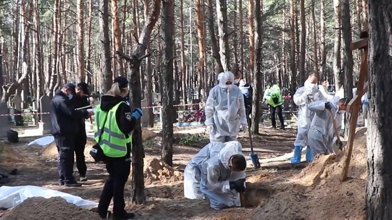 Untersuchung von Massengräbern in der Region von Kharkiv in der Ukraine.