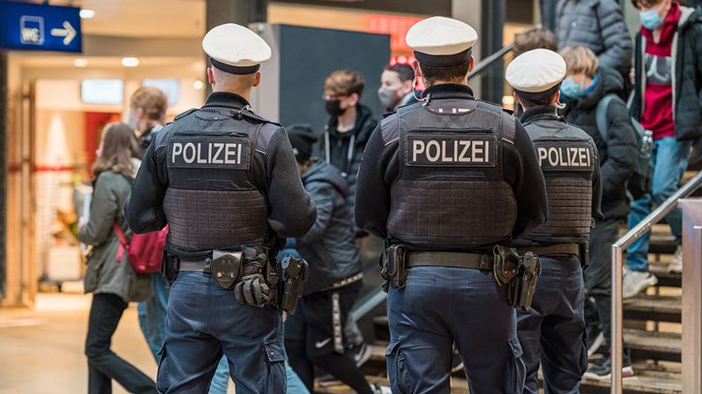 Bundespolizisten im Hauptbahnhof Köln (Symbolfoto): Ein Parfum-Dieb schlug dort zu und floh mit seiner Beute.