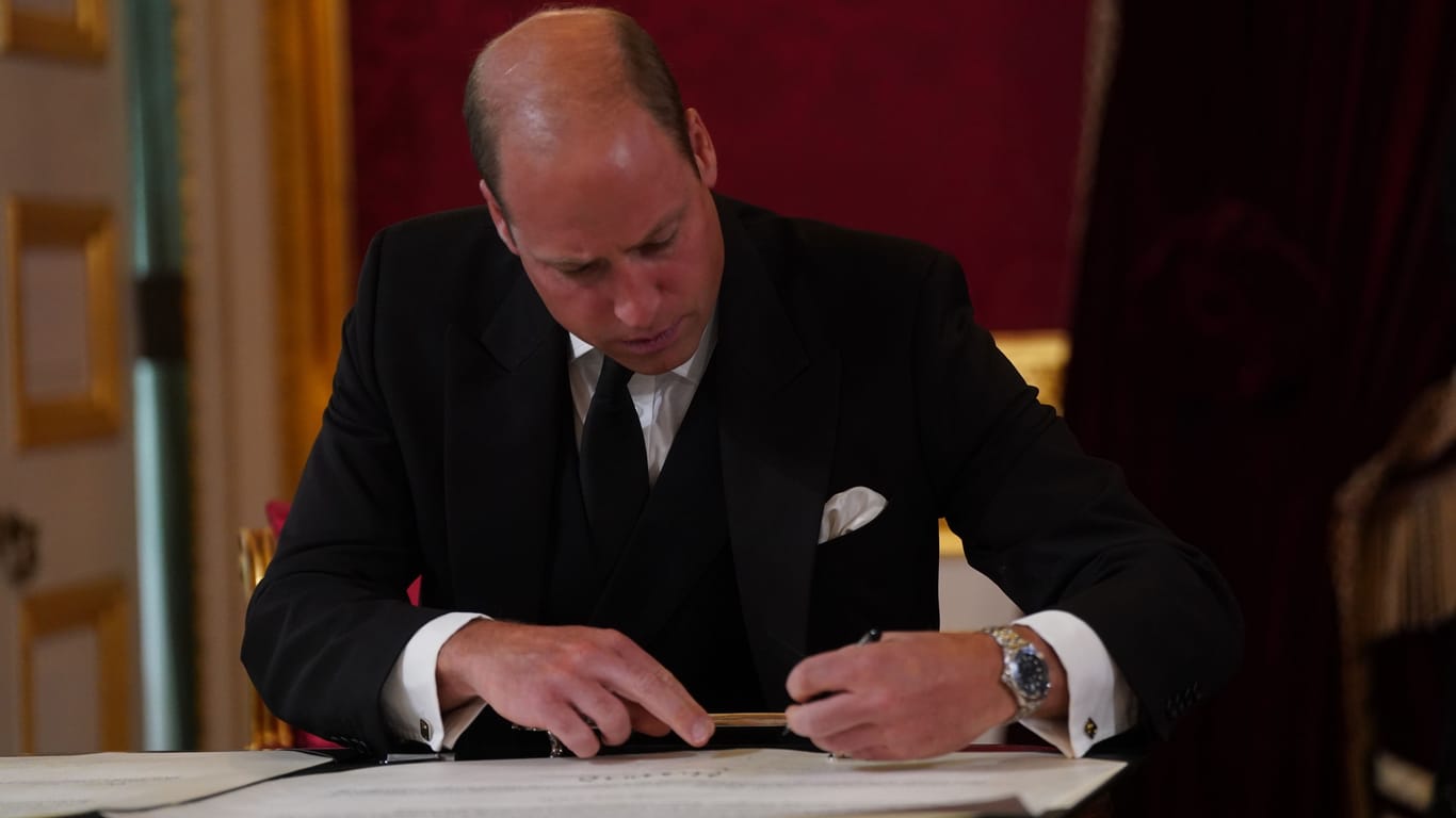 Prinz William unterzeichnet die Proklamation.