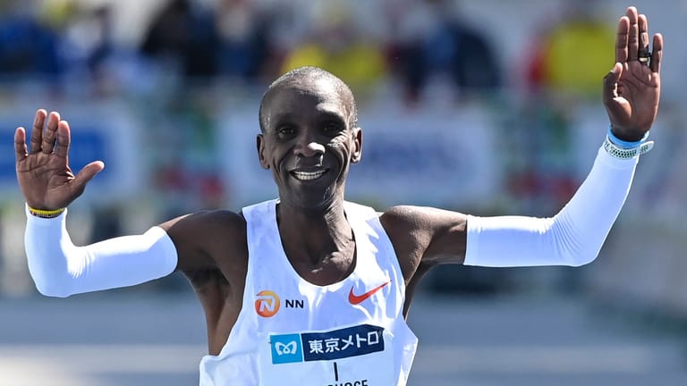 Eliud Kipchoge: Er überquerte im März die Ziellinie beim Tokio-Marathon als Erster.