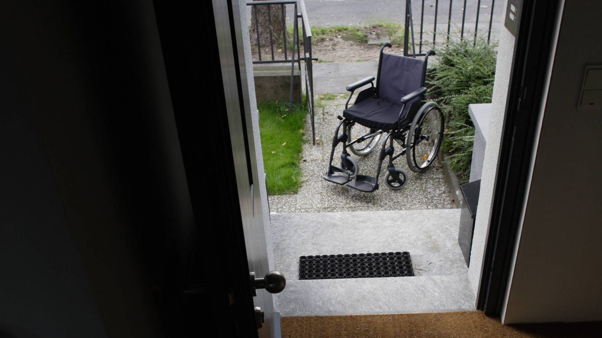 Rollstuhl vor einer Treppe (Symbolfoto): Der Dieb täuschte seine Hilfe vor, doch eigentlich hatte er nur Schlechtes im Sinn. Rollstuhl vor einer Treppe (Symbolfoto): Der Dieb täuschte seine Hilfe vor, doch eigentlich hatte er nur Schlechtes im Sinn.