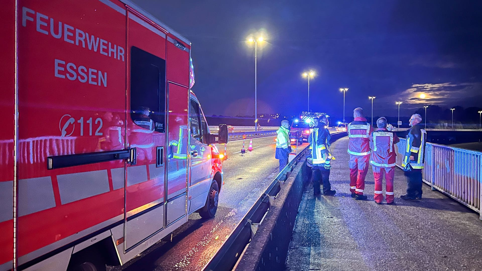 Einsatzkräfte an der Ruhr in Essen: Dort trieb eine Wasserleiche.