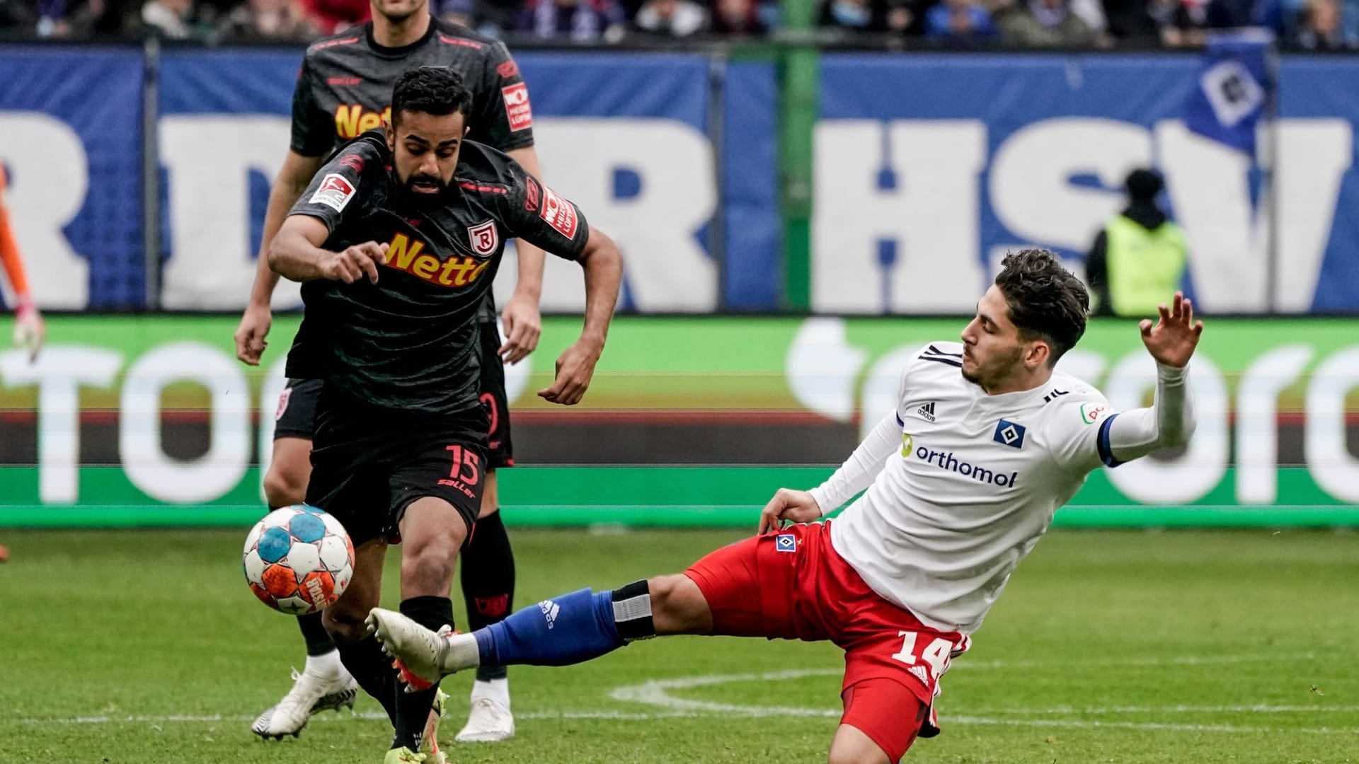 Sapreet Singh (l) in Aktion für Jahn Regensburg: Der DFL erteilte ihm kein Spielrecht.