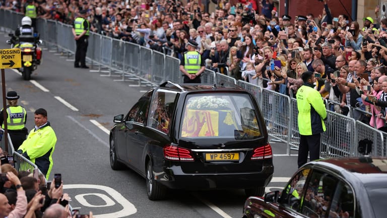 Der Sarg der Queen auf der Royal Mile in Edinburgh: Tausende nahmen Abschied von der verstorbenen Monarchin.
