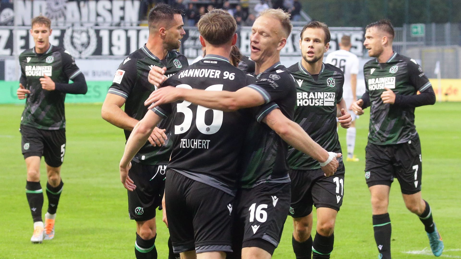 Hannovers Teuchert (M.) und Nielsen jubeln im Spiel in Sandhausen.