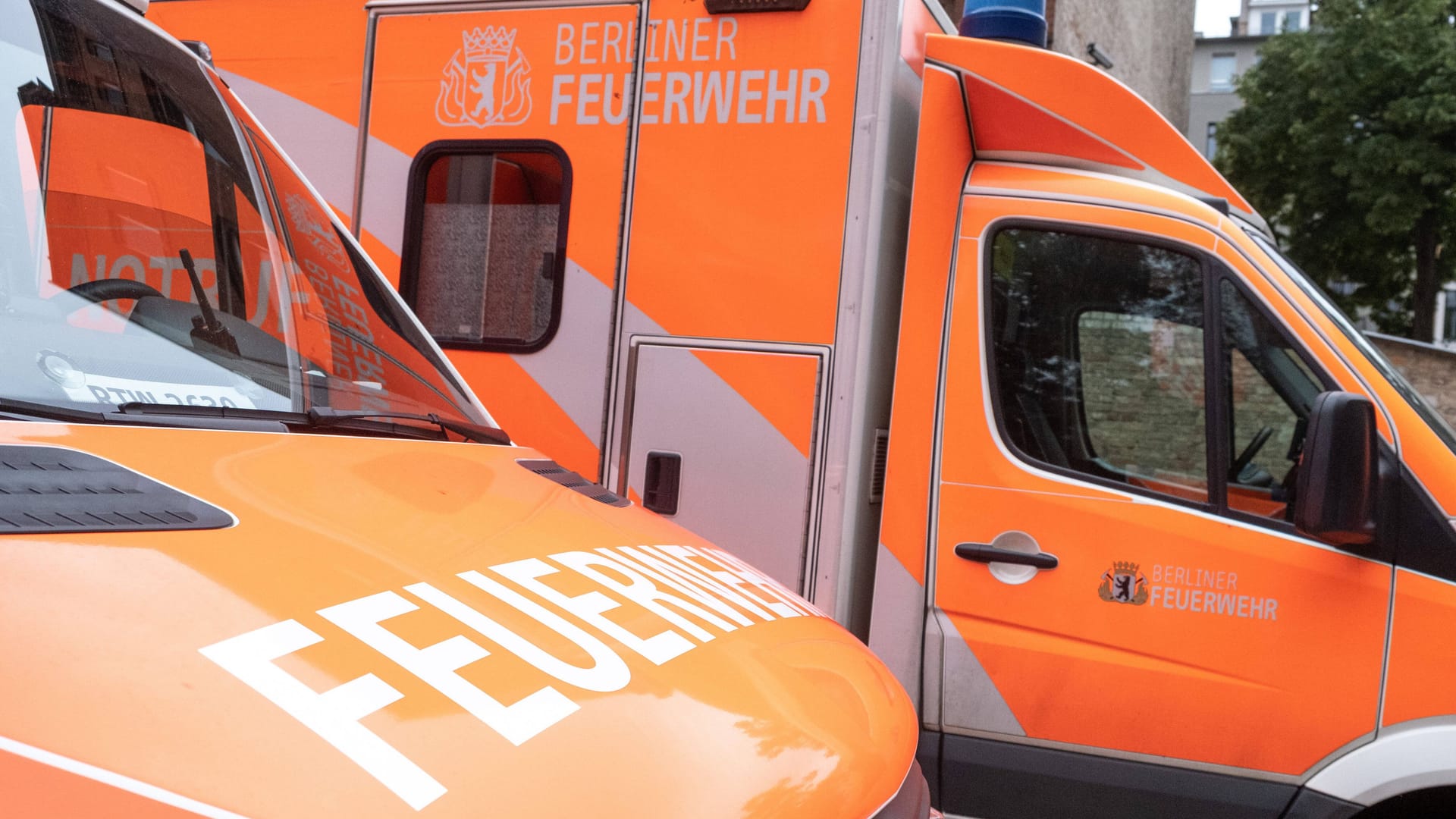 Ein Rettungswagen der Berliner Feuerwehr (Symbolfoto): Eine Jugendliche wurde am Freitag bei einem Verkehrsunfall verletzt. Ein Rettungswagen der Berliner Feuerwehr (Symbolfoto): Eine Jugendliche wurde am Freitag bei einem Verkehrsunfall verletzt.