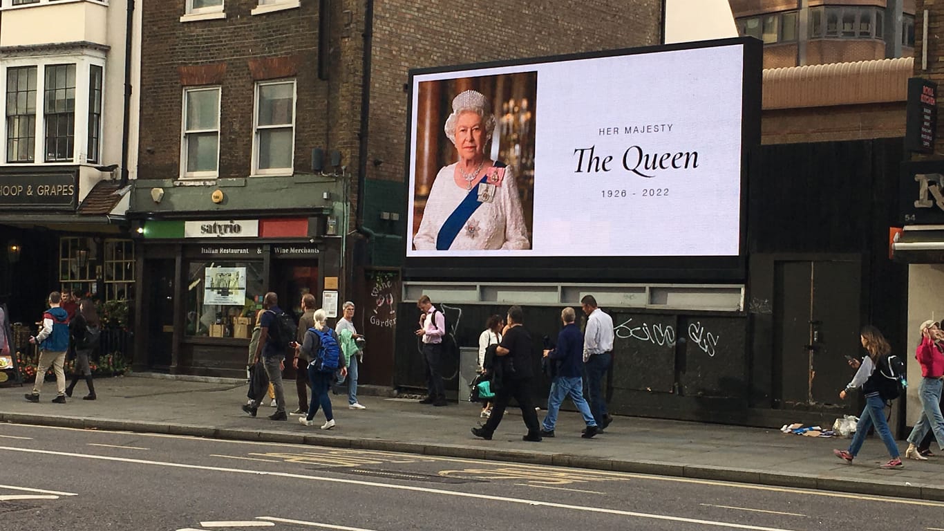 Queen Elizabeth II.: Die Monarchin hat das Zepter an ihren Sohn Prinz Charles weitergegeben.