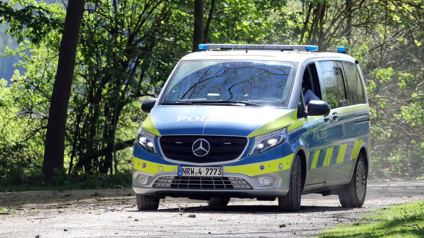 Polizeiauto in Köln (Symbolbild): Die überfallene Frau wurde offenbar gezielt abgepasst.