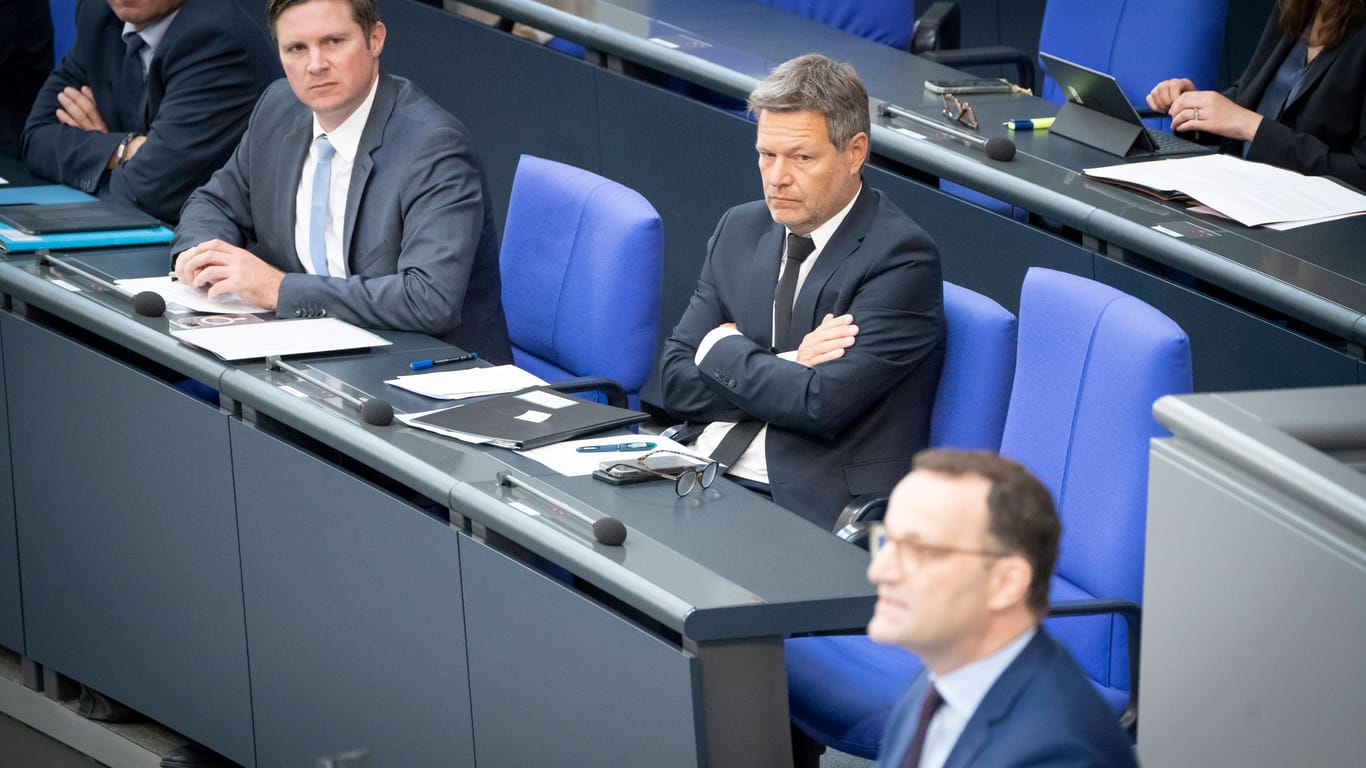 Jens Spahn (r.) spricht im Bundestag: Als energiepolitischer Sprecher ist sein neuer politischer Gegner Wirtschaftsminister Robert Habeck (Grüne).