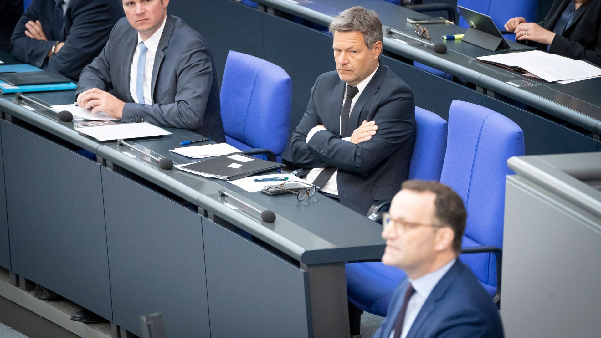 Jens Spahn (r.) spricht im Bundestag: Als energiepolitischer Sprecher ist sein neuer politischer Gegner Wirtschaftsminister Robert Habeck (Grüne).