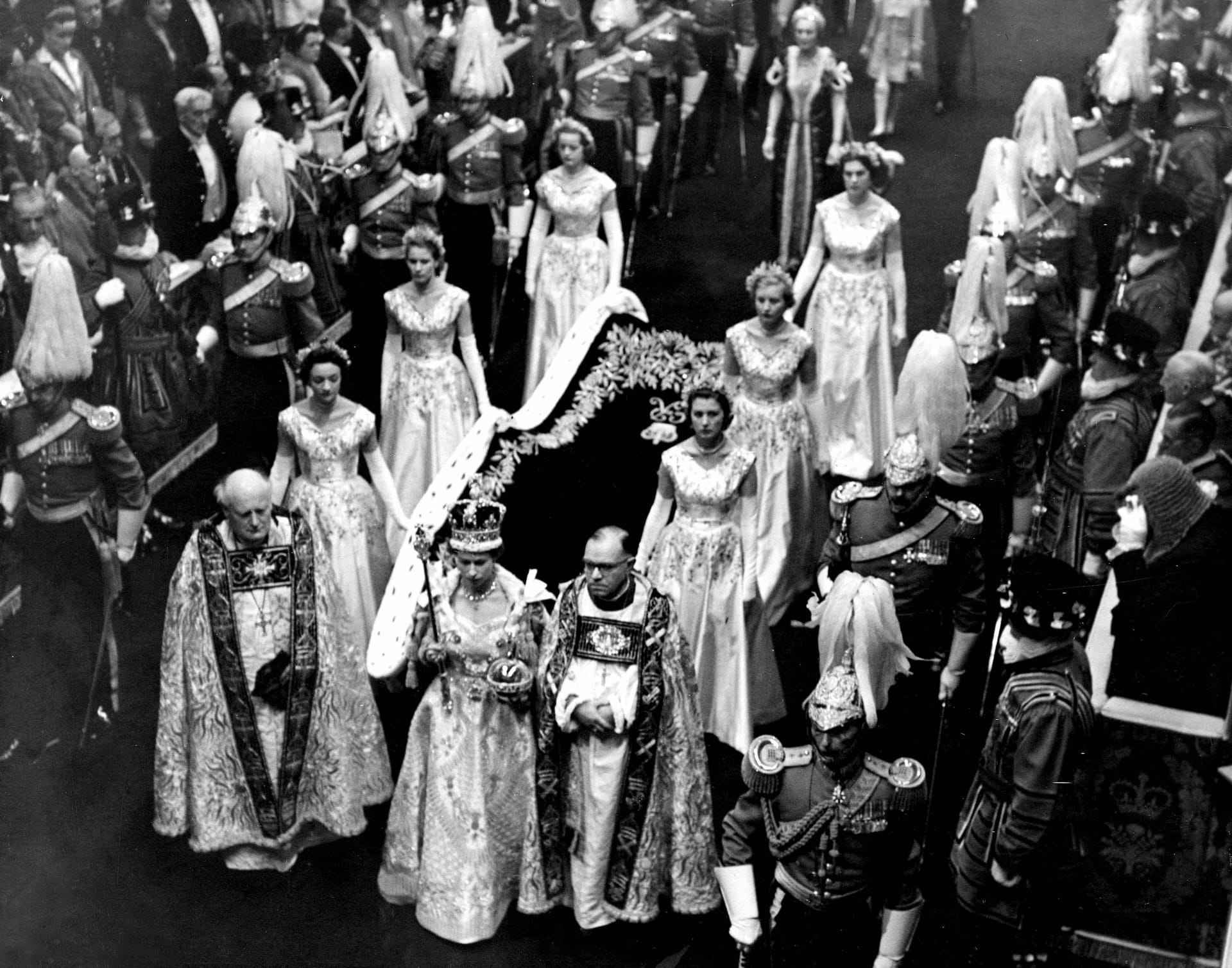 2. Juni 1953: An diesem Tag wird Elizabeth in der Westminster Abbey gekrönt – live vor einem weltweiten TV-Publikum.