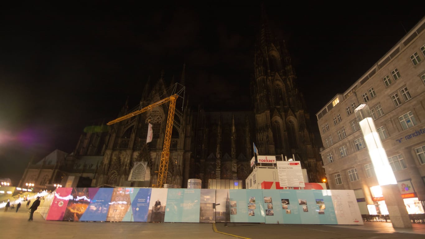 Der Dom bleibt dunkel: Seit Beginn des Monats verzichtet die Stadt Köln auf die Beleuchtung des Gebäudes.