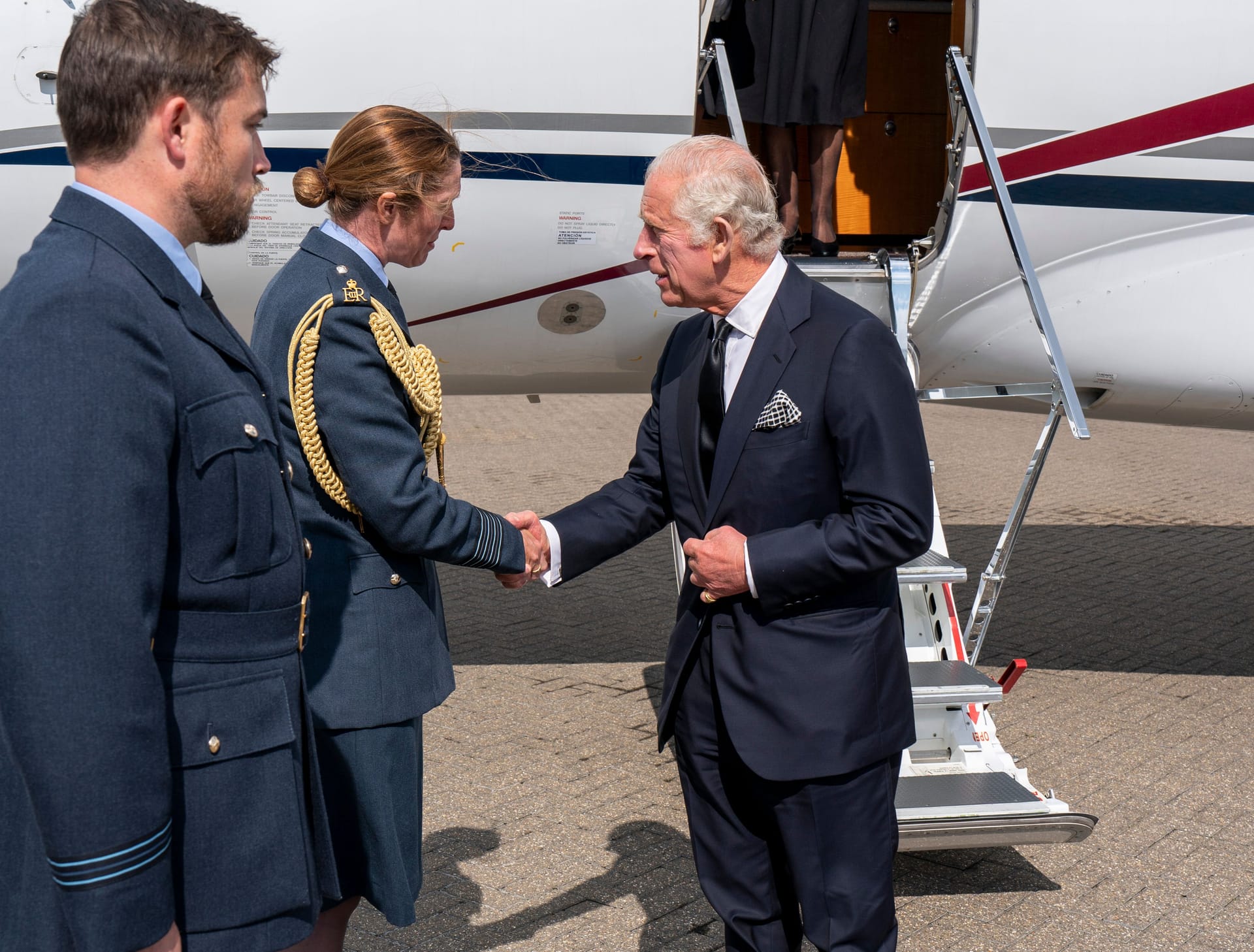 König Charles III.: Dieses Foto nahm Arthur Edwards am RAF Northolt auf.
