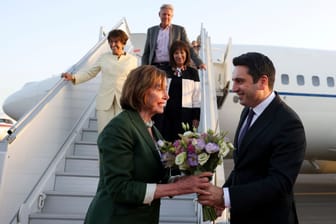 Nancy Pelosi wird von Armeniens Parlamentschef Alen Simonyan begrüßt.