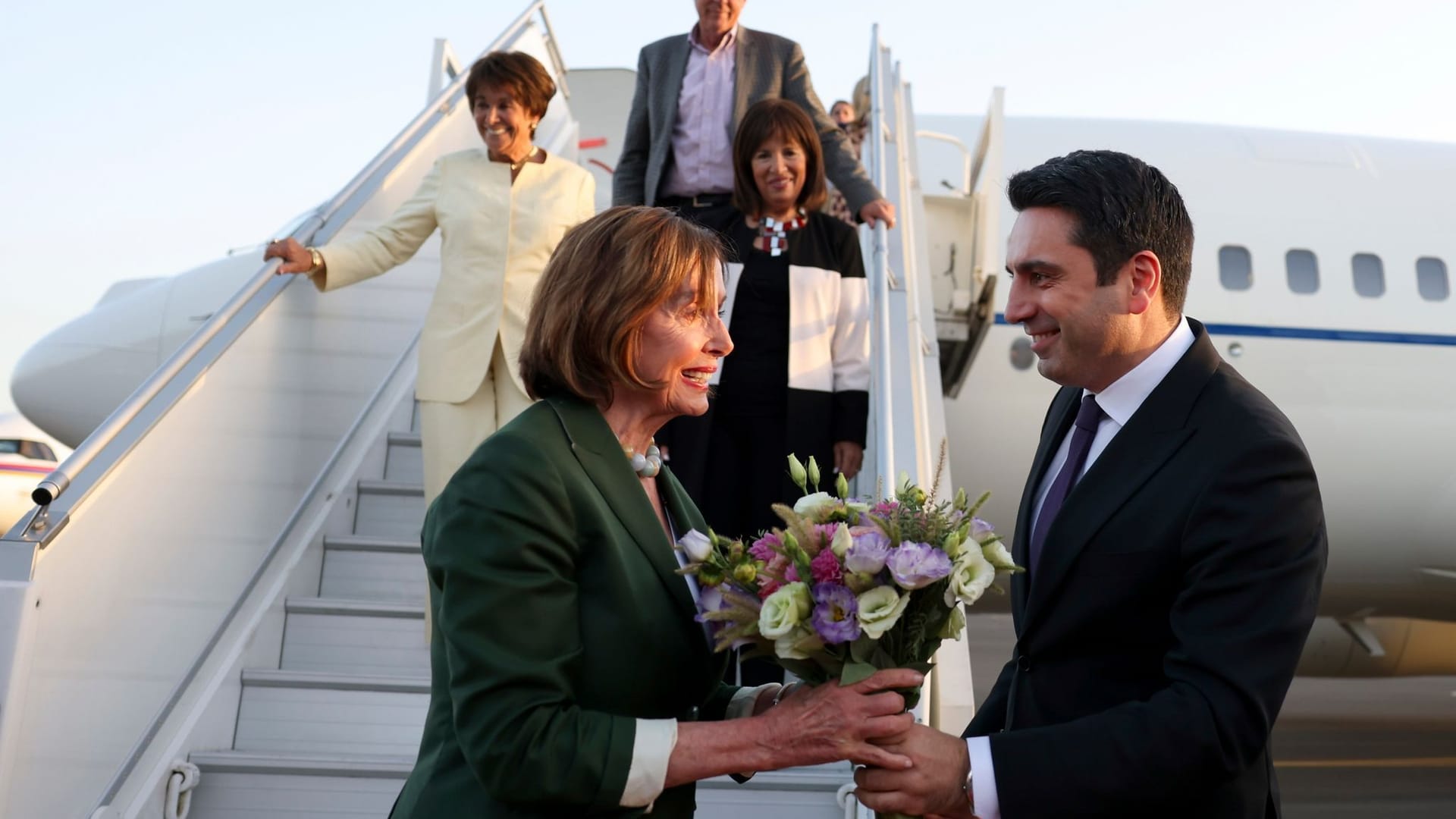 Nancy Pelosi wird von Armeniens Parlamentschef Alen Simonyan begrüßt.