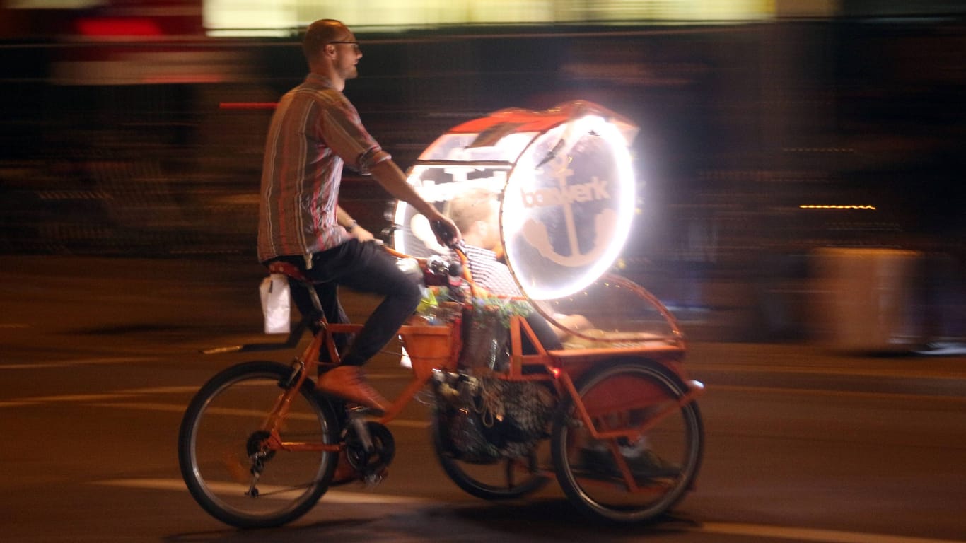 Rikschafahrer fährt mit Wiesnbesuchern zum Hauptbahnhof am Abend (Archivbild): Das gehört zu den teuersten Angelegenheiten rund ums Oktoberfest.