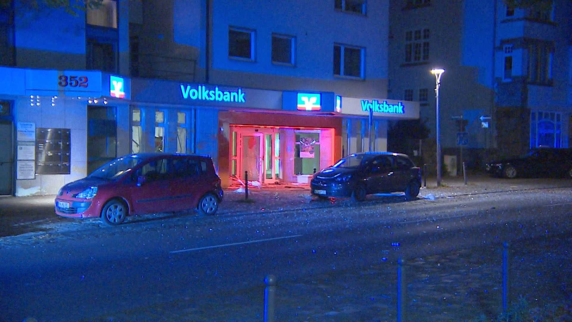 Laut Zeugen sollen die Täter mit einem Auto geflüchtet sein.