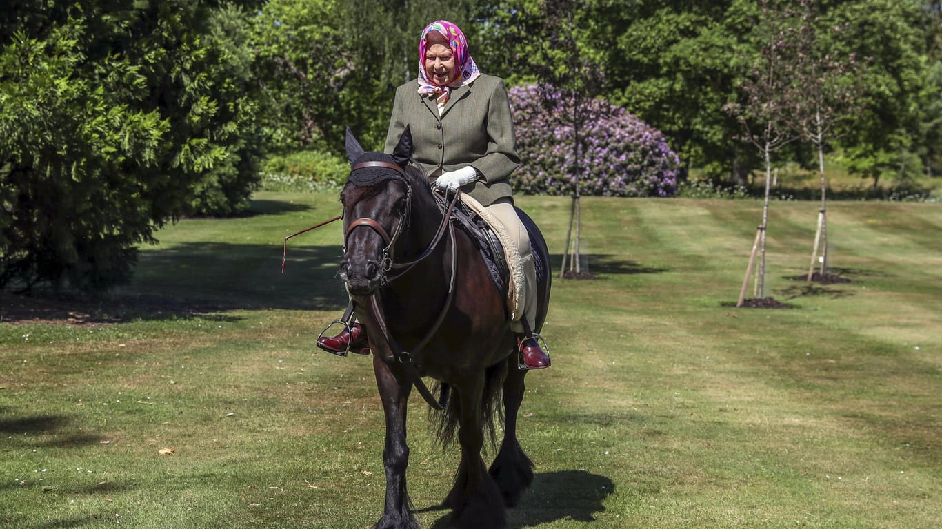 2020 in Windsor: Die Queen mit einem Kopftuch beim Reiten. Bei dem Pferd handelt es sich allerdings nicht um Emma.