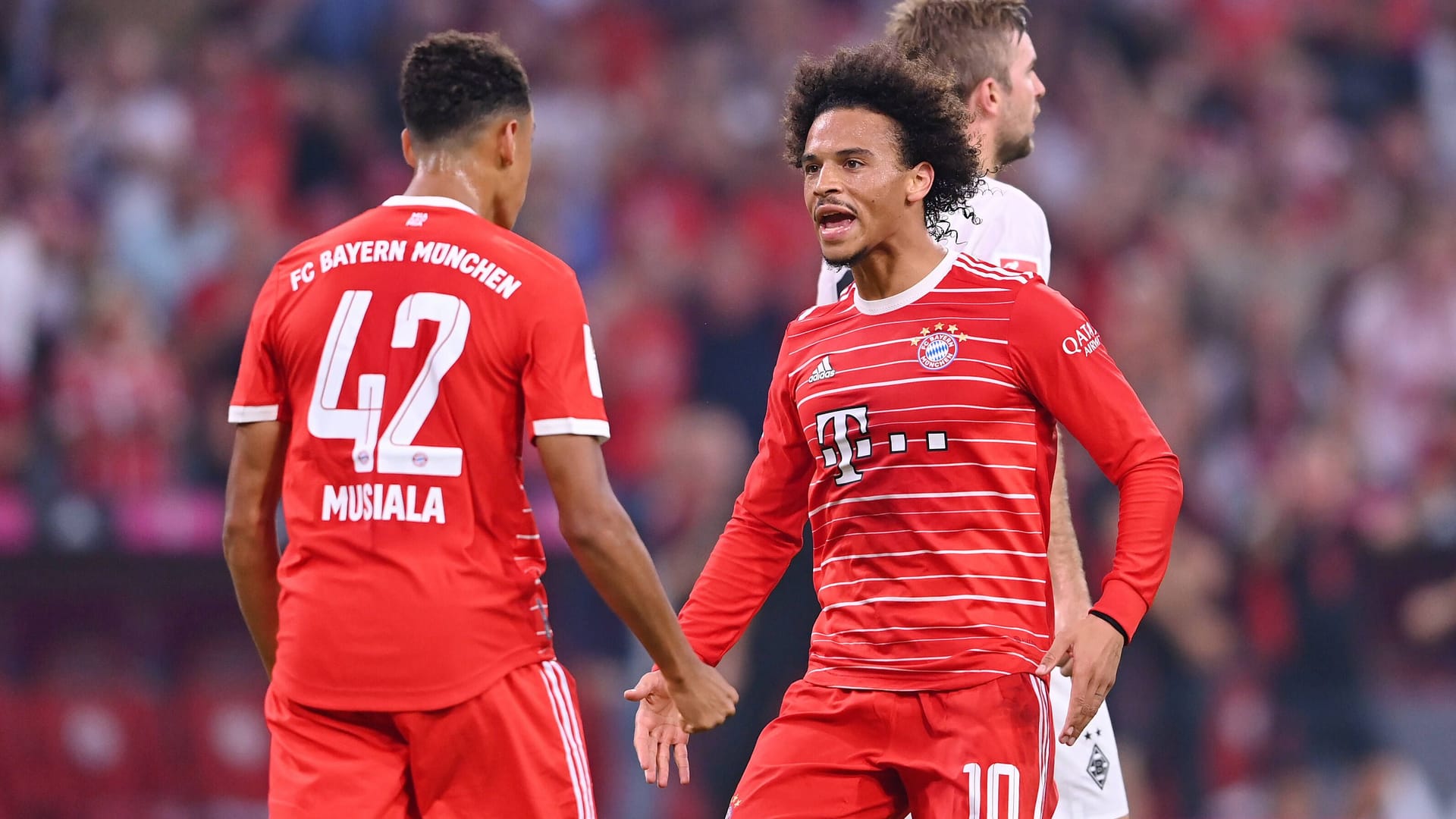 Jamal Musiala und Leroy Sané (r.): Die beiden Nationalspieler verstehen sich gut, sind momentan aber auch Konkurrenten um einen Stammplatz in der Bayern-Offensive.