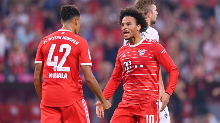 Jamal Musiala und Leroy Sané (r.): Die beiden Nationalspieler verstehen sich gut, sind momentan aber auch Konkurrenten um einen Stammplatz in der Bayern-Offensive.