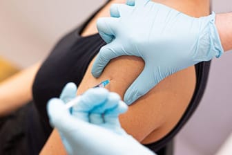 Eine Ärztin impft eine Frau gegen Corona (Symbolfoto): Der Andrang für den angepassten Impfstoff ist aktuell überschaubar.