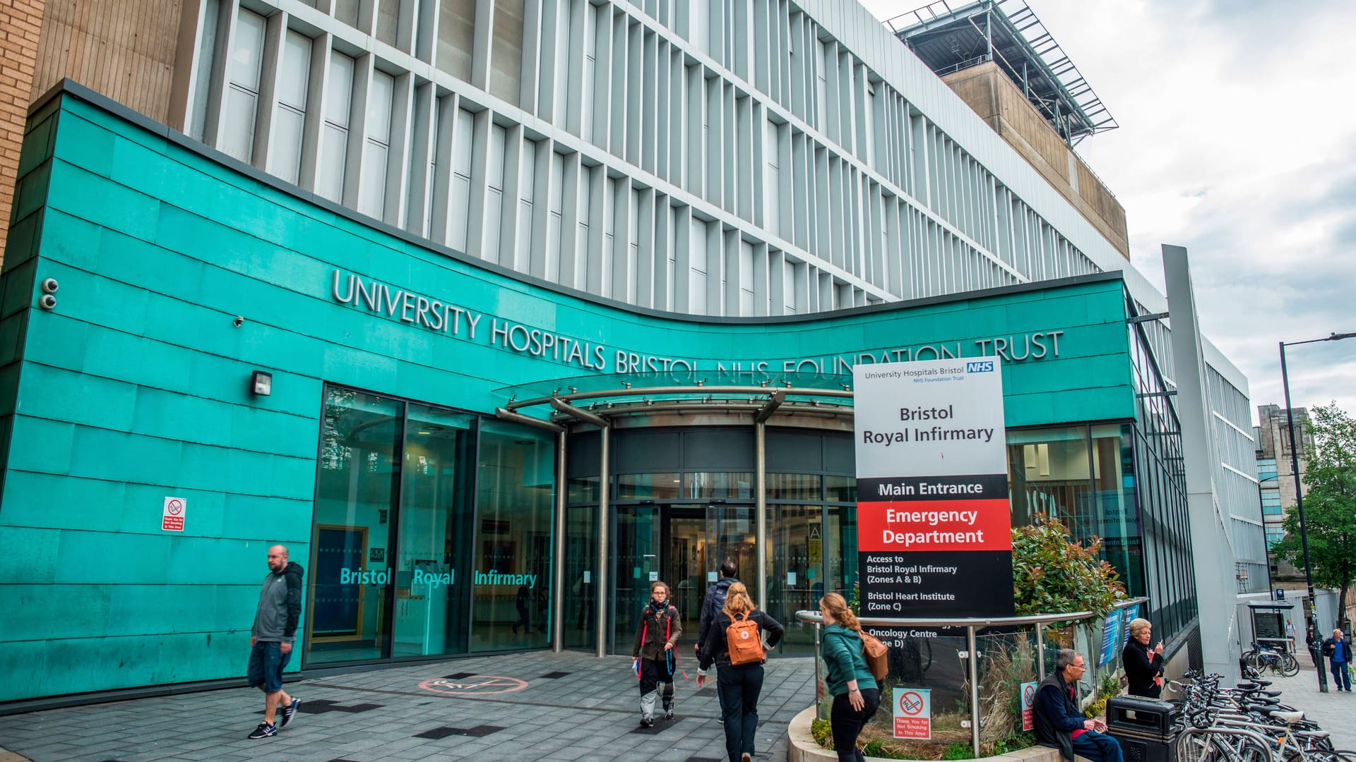 Im Bristol Royal Infirmary wurde eine Frau drei Tage behandelt, nachdem sie sich durch Hundekot einen Magen-Darm-Infekt zugezogen hatte. (Symbolfoto)