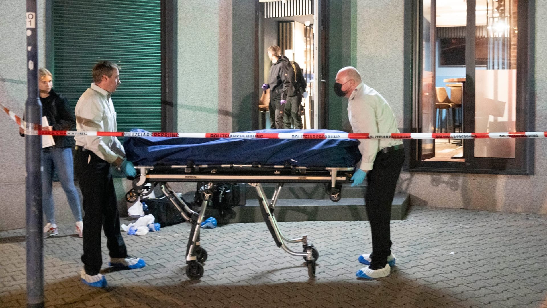 Bestatter bringen die Leiche fort: Für einen 48-Jährigen kam jede Hilfe zu spät. Bestatter bringen die Leiche fort: Für einen 48-Jährigen kam jede Hilfe zu spät.
