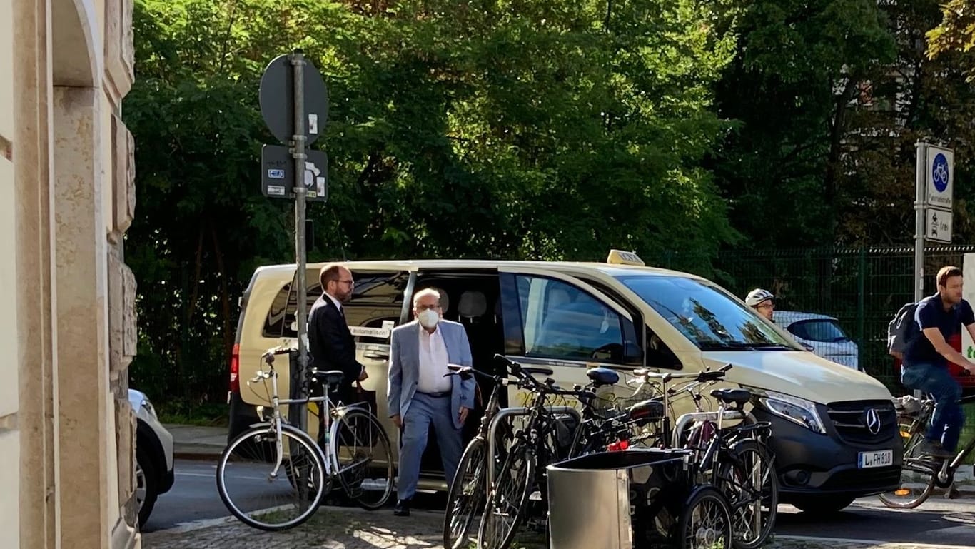 Am Leipziger Landgericht: Udo Foht (blauer Anzug) trifft mit seinen Anwälten per Taxi ein.