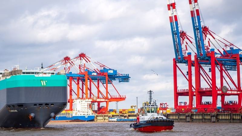 Ein Schlepper fährt durch den Containerhafen in Bremerhaven (Archivfoto).