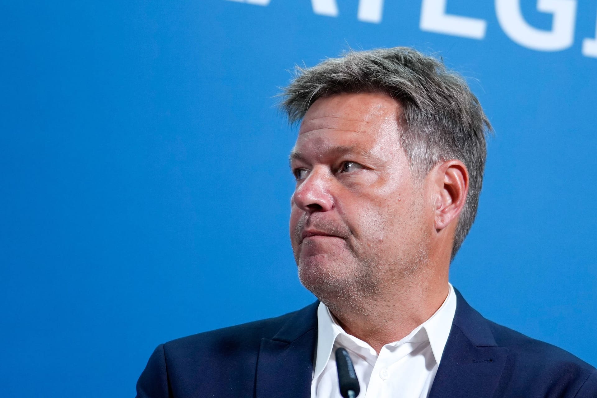 Wirtschafts- und Klimaminister Robert Habeck (Grüne) steht derzeit massiv in der Kritik. Wirtschafts- und Klimaminister Robert Habeck (Grüne) steht derzeit massiv in der Kritik.