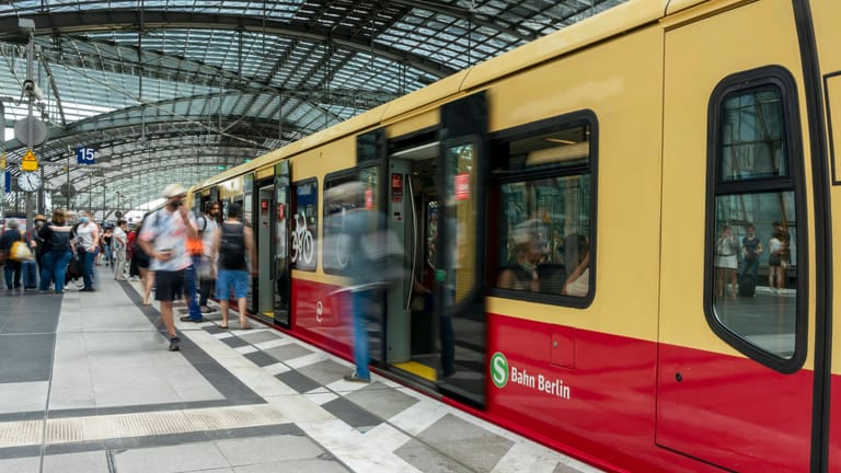 Fahrgäste der S-Bahn in Berlin (Archivbild): Kommt ein Übergangsticket für Berlin und Brandenburg?
