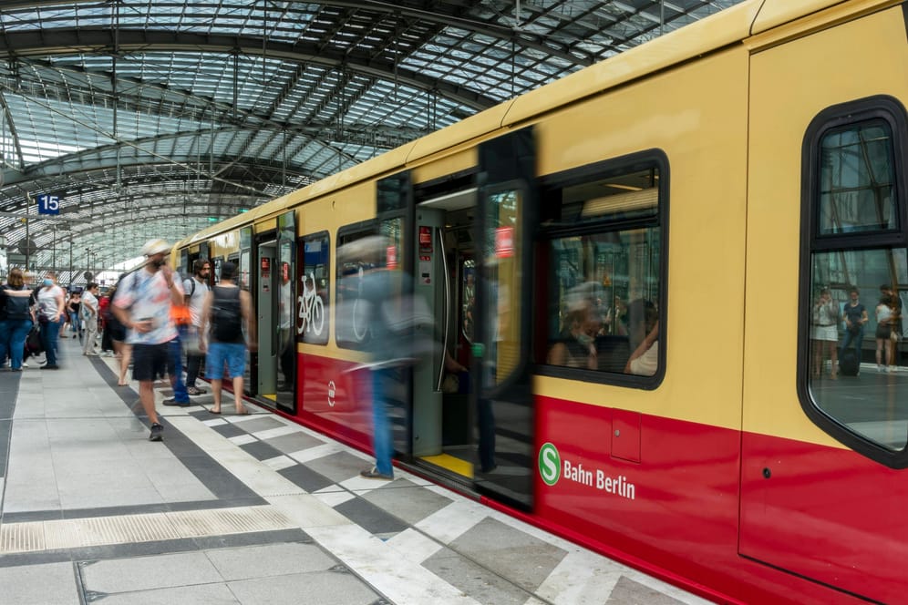Fahrgäste der S-Bahn in Berlin (Archivbild): Kommt ein Übergangsticket für Berlin und Brandenburg?