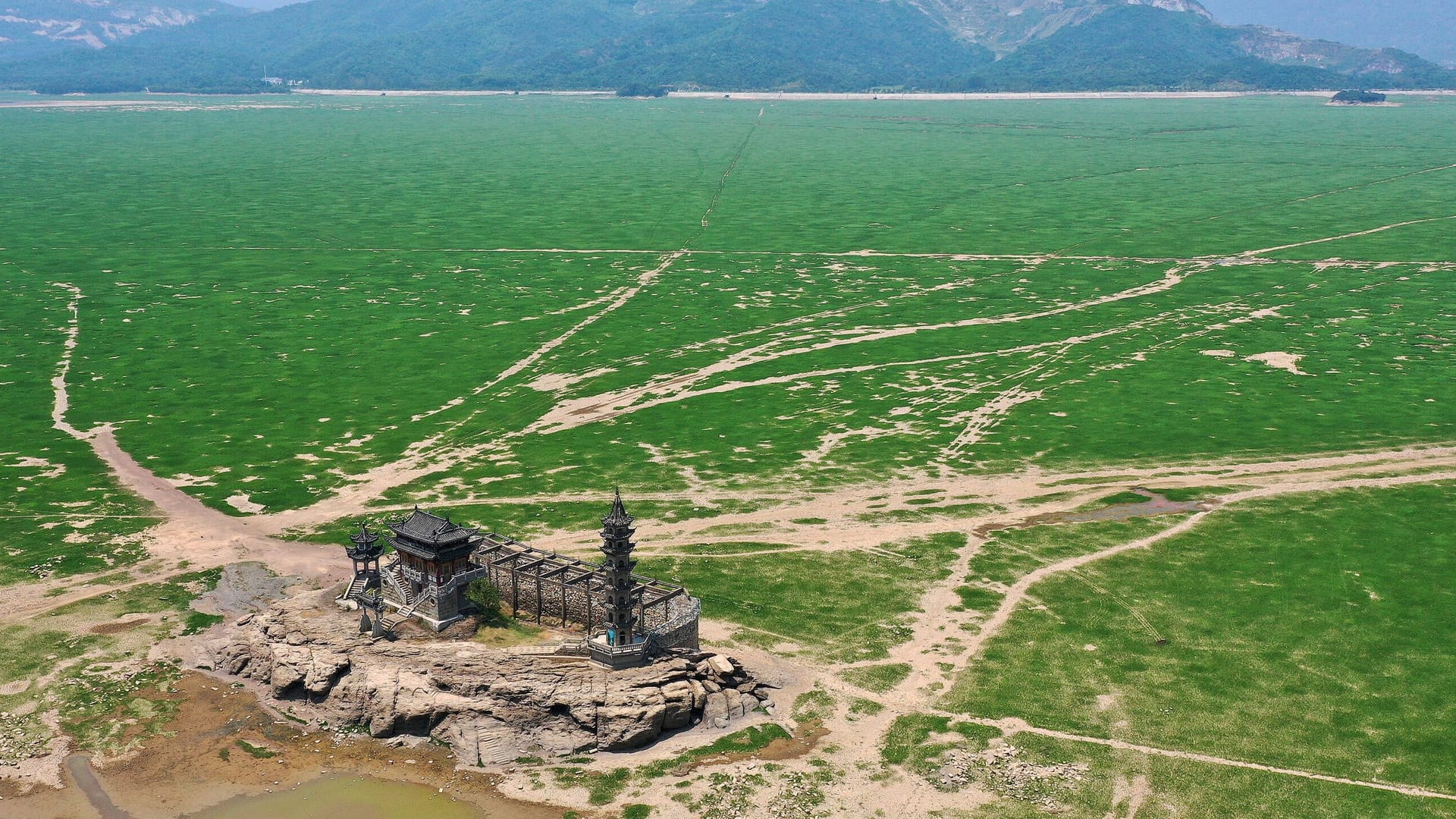 Die Luoxingdun-Insel im chinesischen See Poyang ist normalerweise vollständig von Wasser umgeben. Drei Viertel des Seewassers sind durch anhaltende Rekordtemperaturen verdunstet. Wegen fortwährender Dürre kommt auch nichts nach.