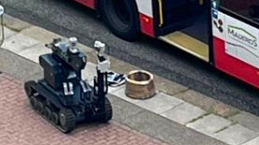 Aufnahmen eines eingesetzten Roboters neben der Sprenggürtel-Attrappe: Ein Mann hatte sie um den Bauch getragen. Aufnahmen eines eingesetzten Roboters neben der Sprenggürtel-Attrappe: Ein Mann hatte sie um den Bauch getragen.
