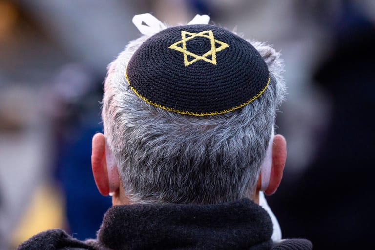 Mann mit Kippa (Symbolbild): Der Rabbiner sei eindeutig als Jude erkennbar gewesen, als der Angriff geschah.