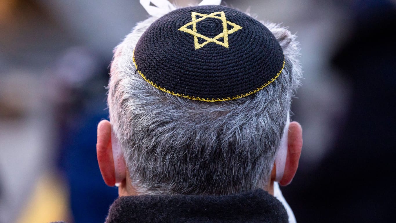 Mann mit Kippa (Symbolbild): Der Rabbiner sei eindeutig als Jude erkennbar gewesen, als der Angriff geschah.