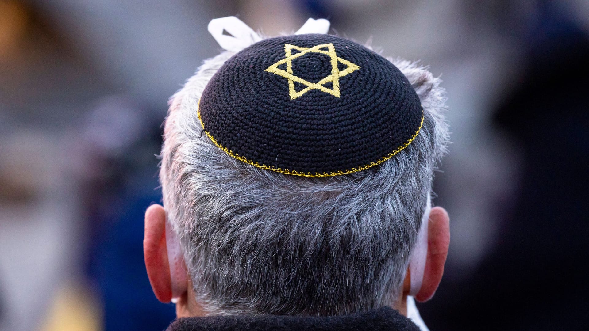 Mann mit Kippa (Symbolbild): Der Rabbiner sei eindeutig als Jude erkennbar gewesen, als der Angriff geschah.