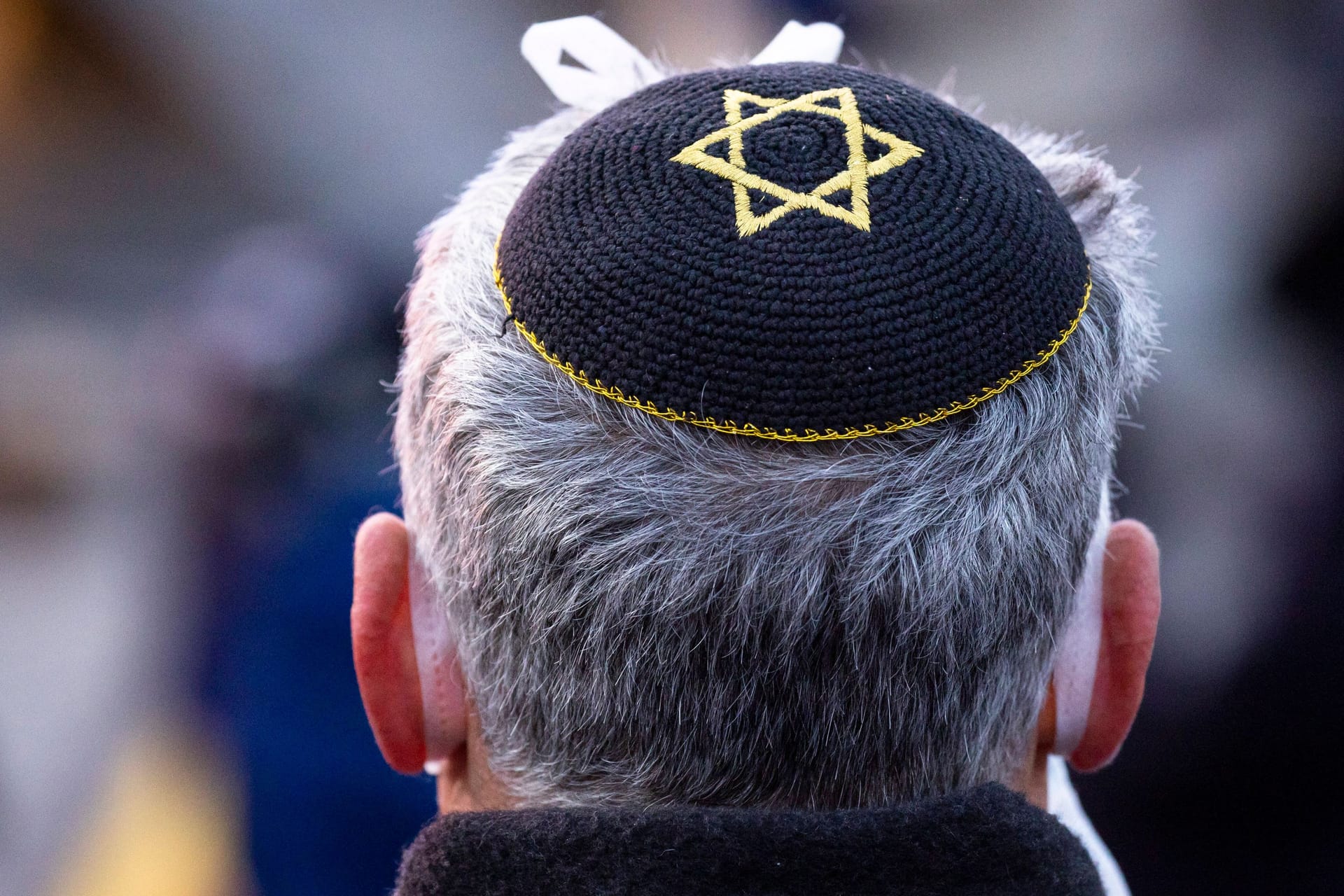 Mann mit Kippa (Symbolbild): Der Rabbiner sei eindeutig als Jude erkennbar gewesen, als der Angriff geschah.