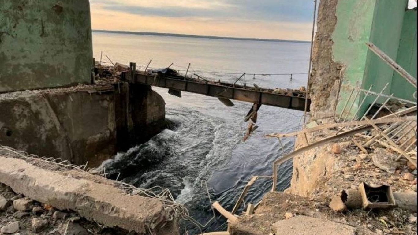 UKRAINE-CRISIS/CITY-Die zerstörte Pumpstation am Staudamm nahe der Heimatstadt des ukrainischen Präsidenten Wolodymyr Selenskyj.