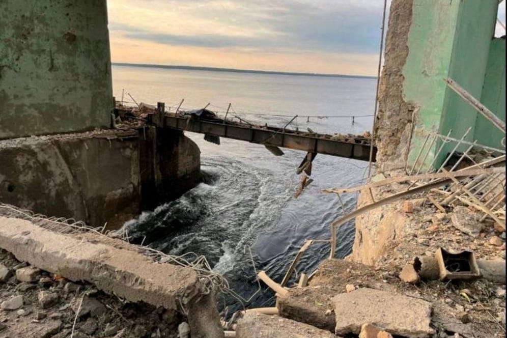 UKRAINE-CRISIS/CITY-Die zerstörte Pumpstation am Staudamm nahe der Heimatstadt des ukrainischen Präsidenten Wolodymyr Selenskyj.