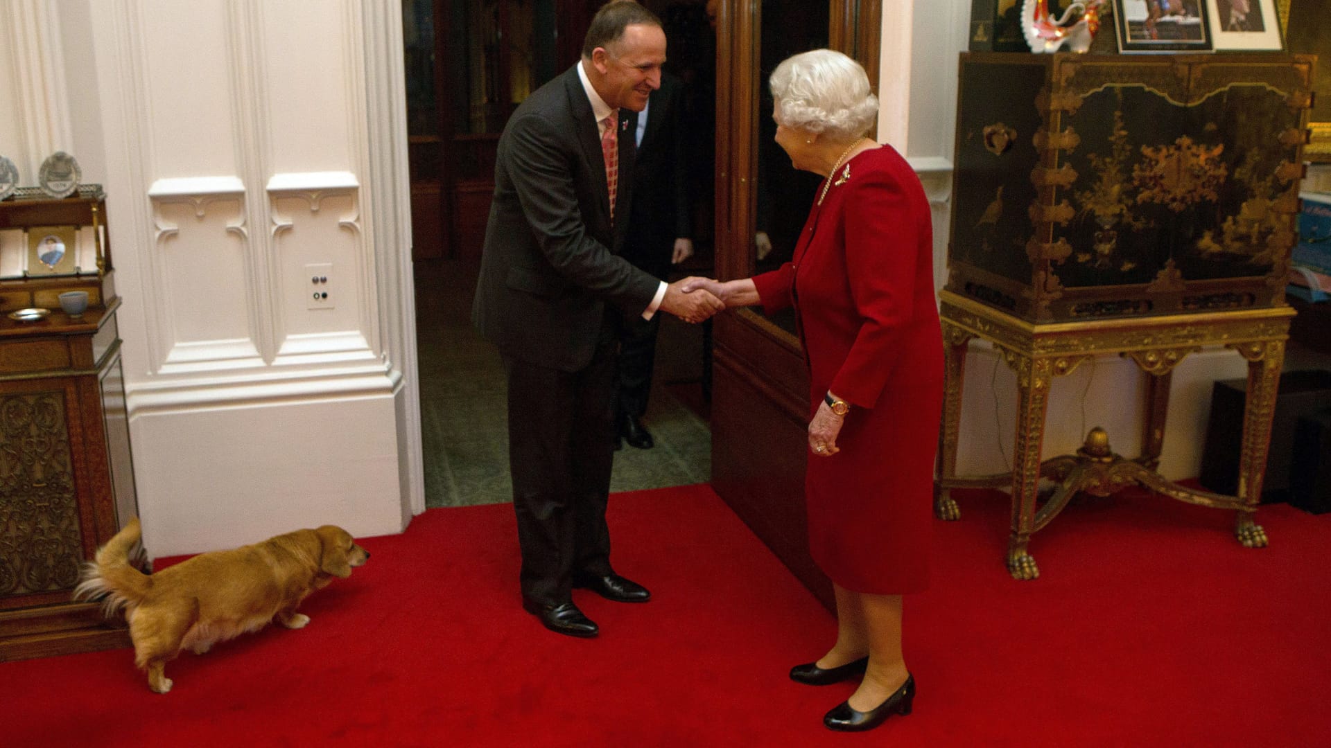 2015 besuchte John Key, der damalige Premierminister Neuseelands, die Monarchin. Auch einer ihrer Hunde durfte dabei sein.