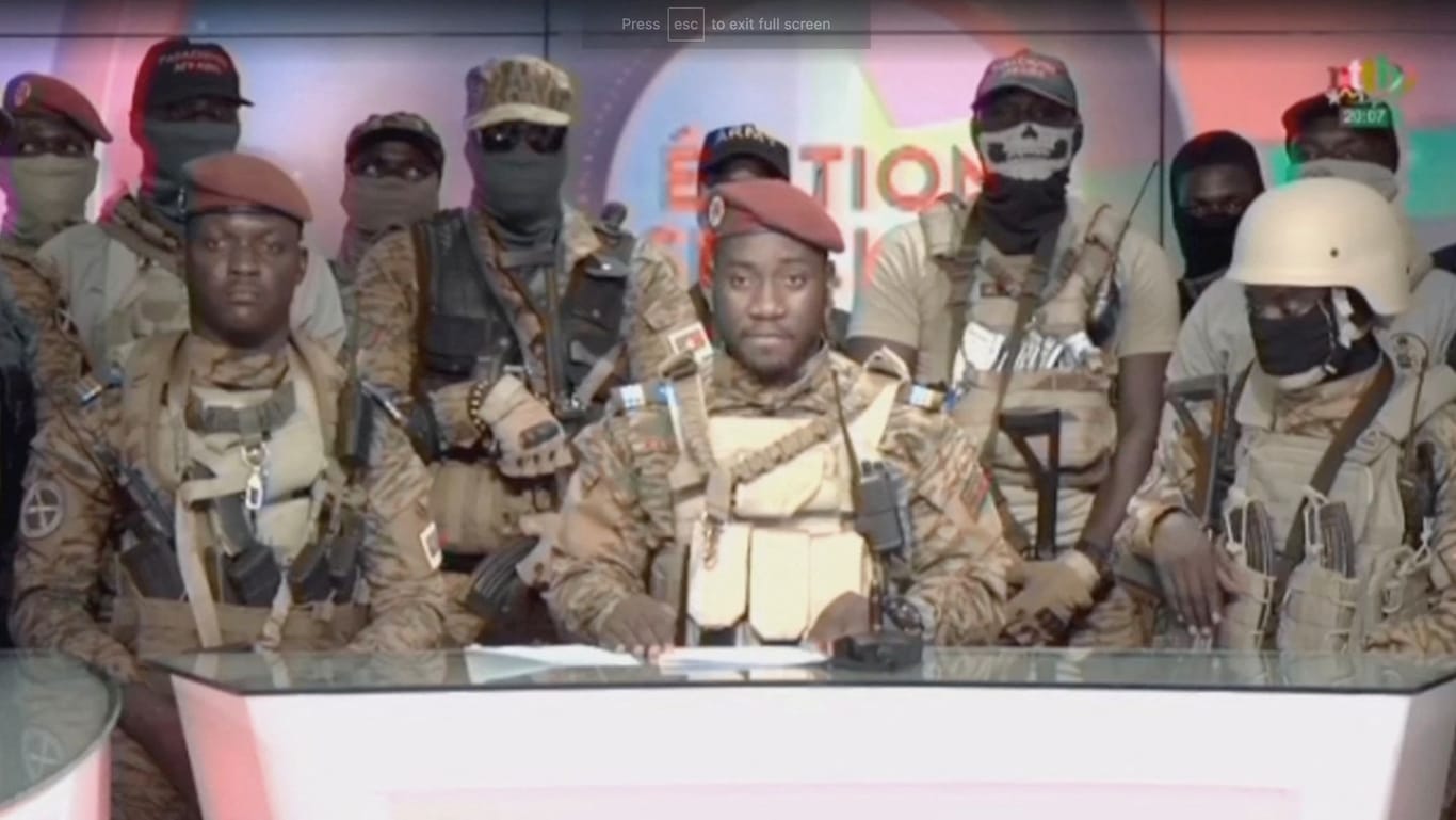 Kiswensida Farouk Aziz Sorgho teilt im Fernsehen von Burkina Faso mit, dass Hauptmann Ibrahim Traore die Macht übernommen hat.
