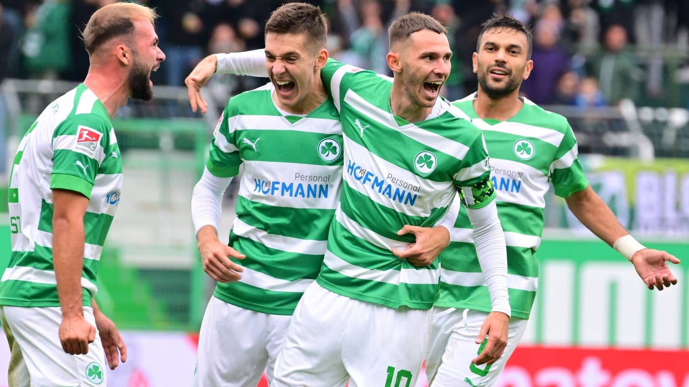 Fürths Spieler feiern das Tor zum 2:1: Es war der erste Dreier für den Bundesliga-Absteiger in dieser Saison.