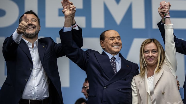 Matteo Salvini (l.), Silvio Berlusconi (m.) und Giorgia Meloni (r.) bei ihrer Abschlusskundgebung: Sie sitzend den Parteien der Mitte-Rechts-Allianz vor.