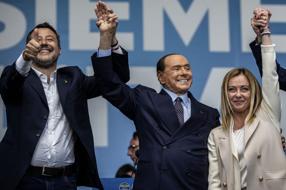 Matteo Salvini (l.), Silvio Berlusconi (m.) und Giorgia Meloni (r.) bei ihrer Abschlusskundgebung: Sie sitzend den Parteien der Mitte-Rechts-Allianz vor.