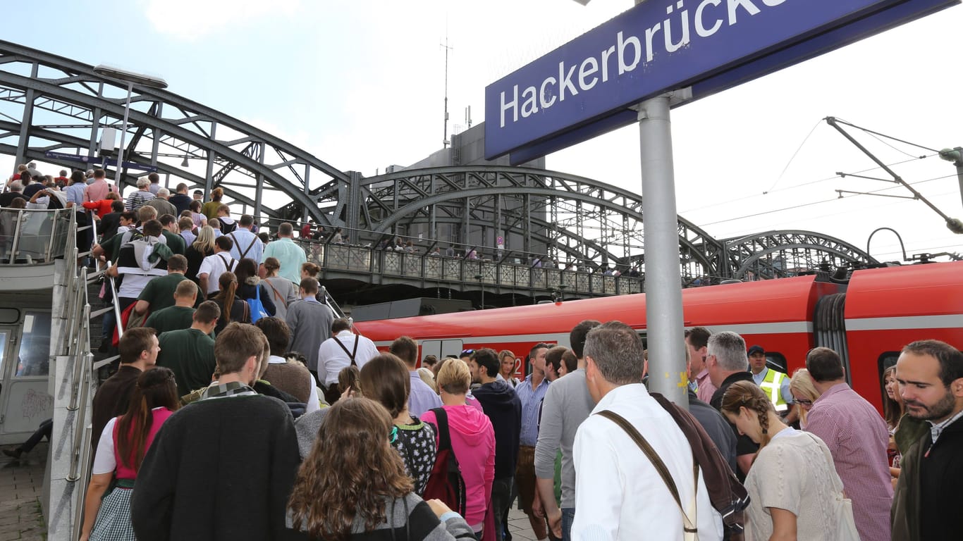 Die S-Bahn-Station Hackerbrücke (Archivbild): Zahlreiche Menschen sind jeden Tag auf die Strecke angewiesen – insbesondere zu Wiesnzeiten.