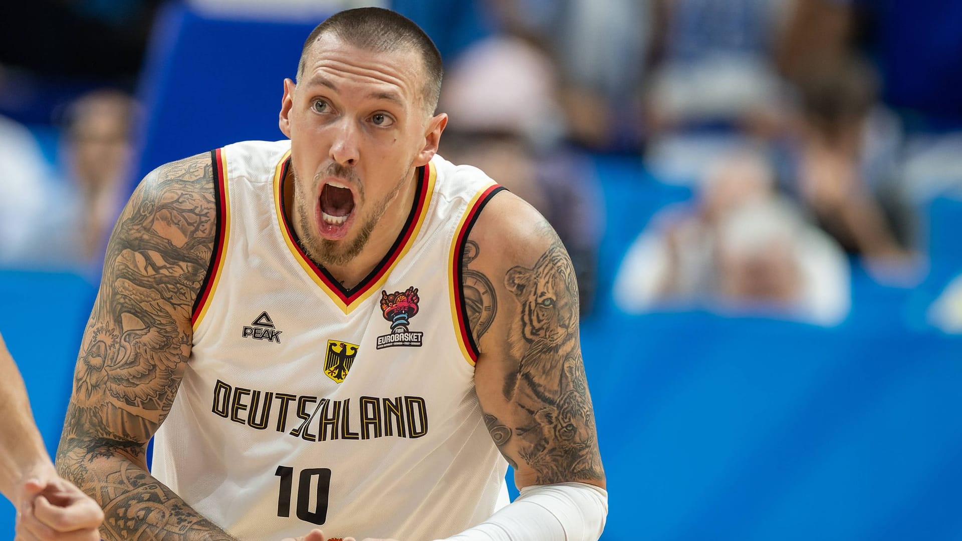 Der Traum lebt: Deutschlands Basketballer sind dank einer Ausnahmeleistung ins Halbfinale der Heim-EM eingezogen. Dabei kannten die Griechen vor allem gegen zwei Defensivexperten kein Mittel.